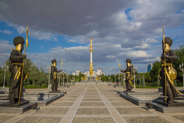 Ashgabat Turkmenistan Dubna 2018 Památník Nezávislosti Sochou Saparmurata Nijazova Sochami — Stock fotografie