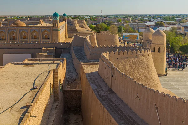 Khiva Uzbekistan エイプリル社2018 ウズベキスタンの旧市街キヴァの西門と要塞の壁 — ストック写真