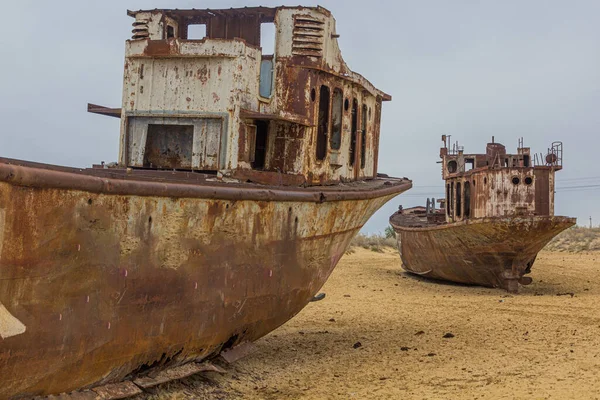 Rusty Verliet Schepen Scheepsbegraafplaats Aan Voormalige Aralzeekust Moynaq Moynoq Muynak — Stockfoto