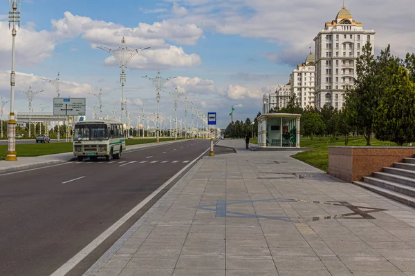 Ashgabat Turkmenistan April 2018 Bus Road Modern Ashgabat Turkmenistan — Stock Photo, Image
