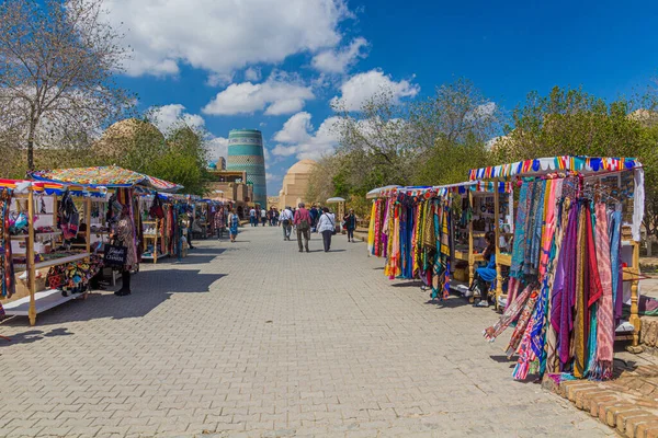 Khiva Uzbekistan April 2018 Toeristen Lopen Aan Pahlavon Mahmud Straat — Stockfoto