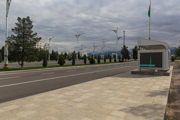 Ashgabat Turkmenistan Kwiecień 2018 Pusta Droga Przystanek Autobusowy Ashgabat Turkmenistan — Zdjęcie stockowe