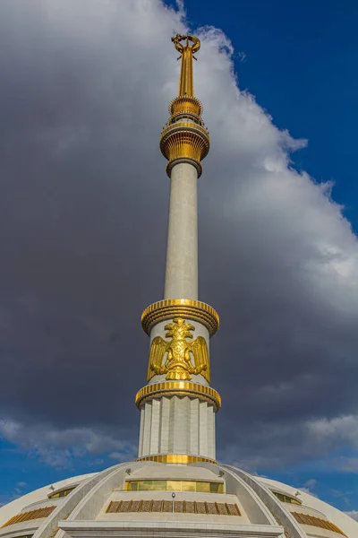 Monument Indépendance Achgabat Turkménistan — Photo