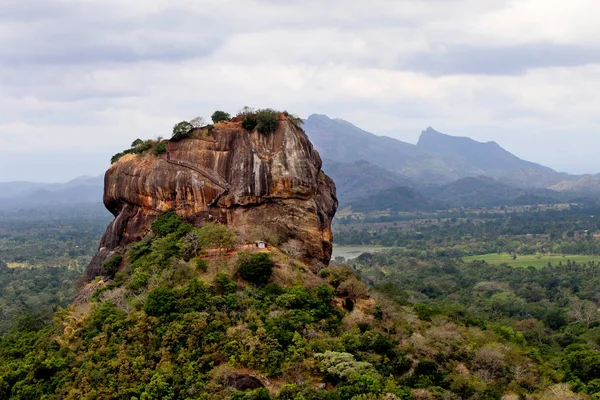 Bekijken van burcht op sigiriya rots of lion rock vanaf top of pidurangala rock bij Sigiriya, Sri Lanka — Stockfoto