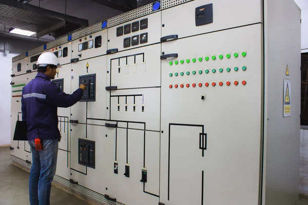 Kontrol ve takip kontrol odasında elektrik sistemleri mühendisi