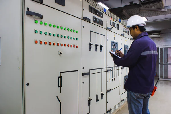 Kontrol ve takip kontrol odasında elektrik sistemleri mühendisi