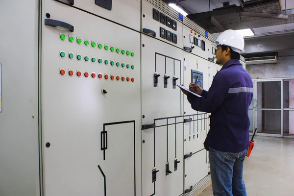 Kontrol ve takip kontrol odasında elektrik sistemleri mühendisi