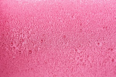 Pembe Arkaplanda Su Damlaları