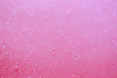 pembe arka plan ile su damlaları