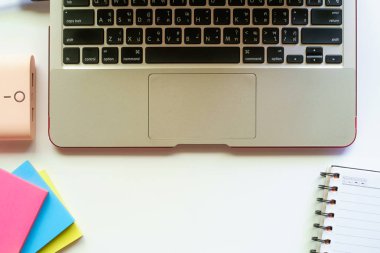 Beyaz masa çalışma alanı üzerinde bilgisayar dizüstü ve diğer ofis aksesuarları Üstten Görünüm