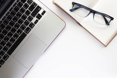 Beyaz Resepsiyon arka plan üzerinde çalışma alanı, bilgisayar dizüstü bilgisayar, dizüstü bilgisayar ve gözlük, üstten görünüm