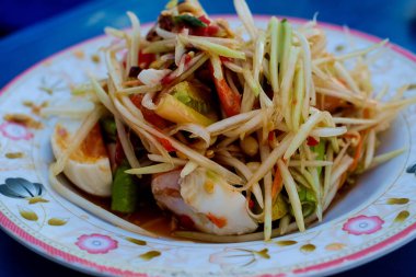 Tuzlu yumurta ile Tay papaya salatası