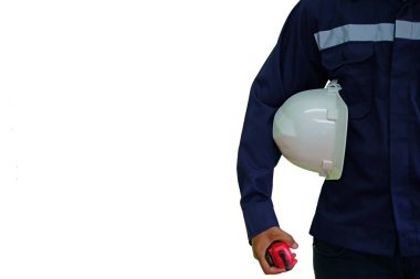 Telsiz ve beyaz arka plan üzerinde izole beyaz güvenlik kask tutan mühendisi