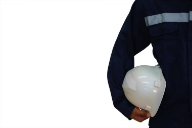 Endüstriyel kavramı, beyaz arka plan izole beyaz güvenlik kask tutan mühendisi