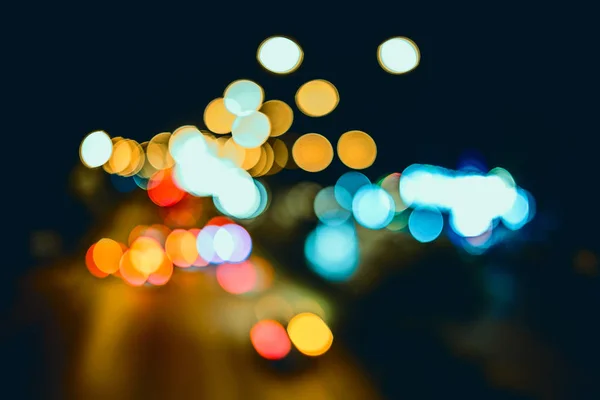 抽象的な背景、ボケ味が点灯夜の交通路 — ストック写真