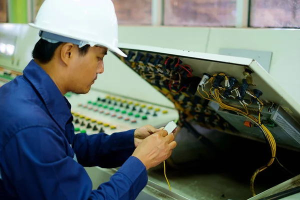 Ingeniero de control y reparación del sistema eléctrico en la sala de control —  Fotos de Stock