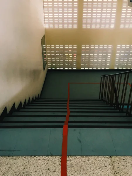 Lépcsőház, amely a piros vonal, hogy osszuk két sávos: fel-le (mozgatható fényképészet) — Stock Fotó