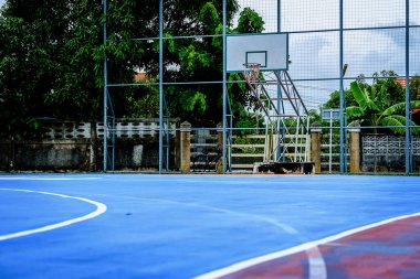 Açık genel basketbol sahası ile mavi Bahçesi kauçuk