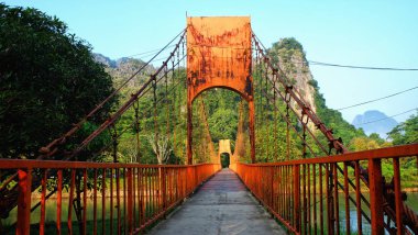 Turuncu köprünün diğer tarafında Vang Vieng, Laos, Nam Xong (şarkı Nehri)