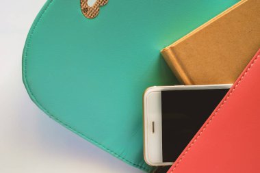 Smartphone ve not defterinde kadın moda çanta