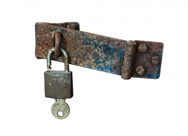 Eski paslı kilit ve anahtar izole beyaz zemin üzerine