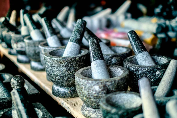 Foco seletivo de argamassa de pedra de granito e pilão, o famoso produto de cozinha tailandesa em Ang Sila, Chonburi, Tailândia — Fotografia de Stock