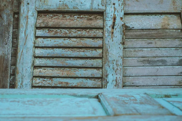 Porta e janela de madeira vintage velho na loja de móveis em segunda mão — Fotografia de Stock