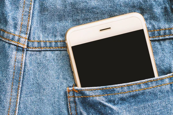 Smartphone en la parte posterior del bolsillo azul jean — Foto de Stock