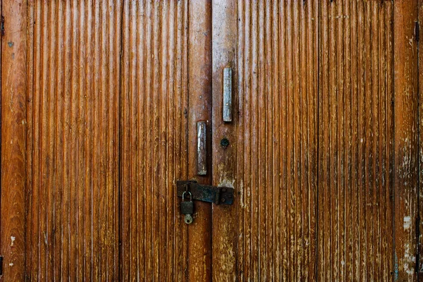 Armário de madeira velho com fechadura e chave — Fotografia de Stock