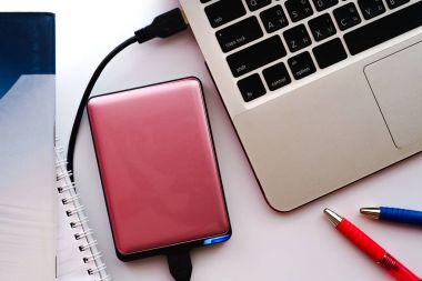 Çalışma kitapları, kalem, pembe harici sabit disk alanıyla bağlanmak için dizüstü bilgisayar