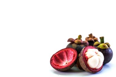 Mangosten meyve alt sağ köşede ve beyaz arka plan