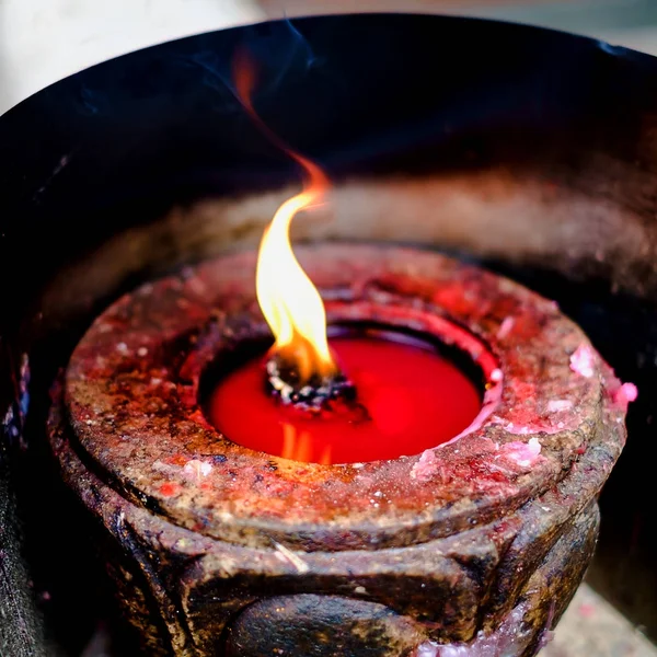 Tempio pentola di fuoco per bruciare i bastoncini di incenso nel santuario Fotografia Stock