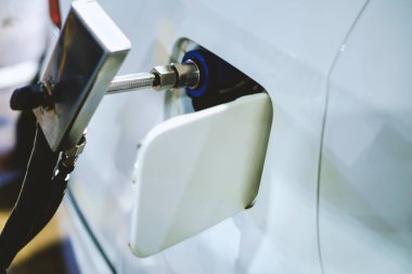 Beyaz araba bir doğal gaz Kapılı (Ngv), otomobil benzin istasyonunda bir alternatif yakıt araç yakıt ikmali