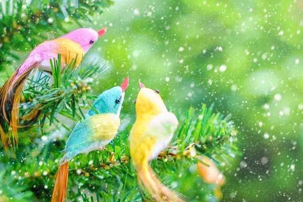 Ornement et décoration de Noël oiseau sur arbre avec effet neige — Photo