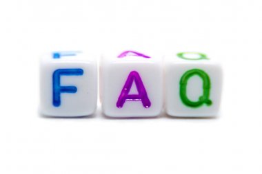 Mektup boncuk beyaz zemin üzerine gelen sık sorulan sorular SSS kelime ayakları