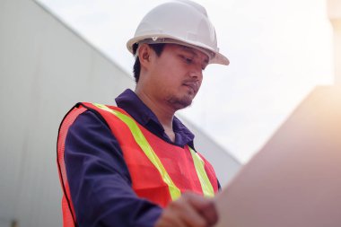 Güvenlik proje planı tutan tek tip Asya mühendisi