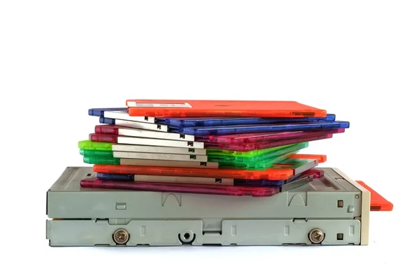 Unidade de disco flexível e disquetes no fundo branco — Fotografia de Stock
