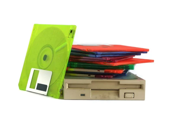 Floppy disk drive en diskettes op witte achtergrond — Stockfoto
