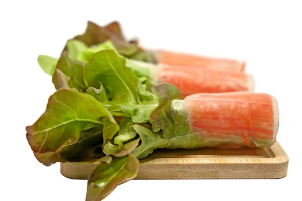 Salatrolle Nudeln Mit Karotten Und Frischem Gemüse Auf Holzteller Und — Stockfoto