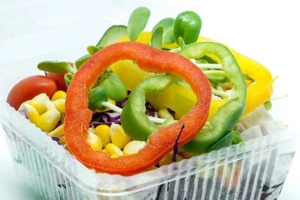Salat Mit Frischem Gemüse Und Süßem Peeper Auf Weißem Hintergrund — Stockfoto