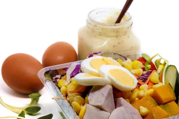 Salat Frisches Gemüse Und Salatdressing Creme Auf Weißem Hintergrund Für — Stockfoto