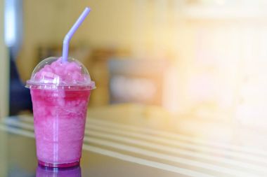 Limon ve yoğurt güler yüzlü tablo ve kopya alanı ve güneş ışığı efekti içecek ve içme kavramı, seçici ve yumuşak odak görüntü ile arka plan bulanık ile kelebek bezelye