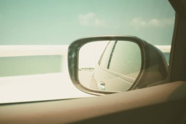 Ulaşım kavramı için ek renk filtre efekti sürüş sırasında kanat aynadaki Siyah araba araba penceresi ve yan görünümden gökyüzü görünümü