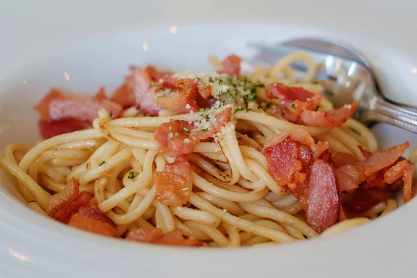 Espaguete Com Bacon Placa Branca Para Comer Conceito Imagem Foco — Fotografia de Stock