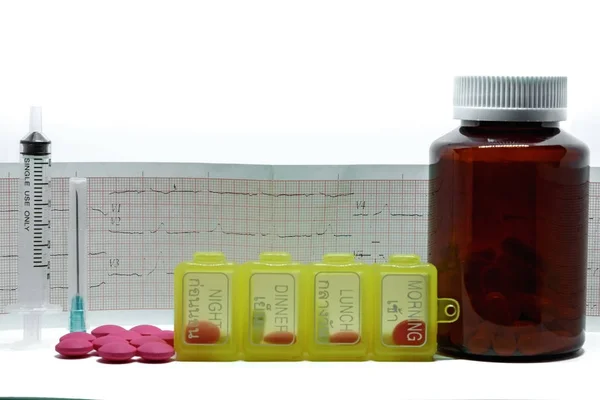 Frasco Caixa Remédio Com Pílulas Injeção Seringa Cardiograma Fundo Branco — Fotografia de Stock