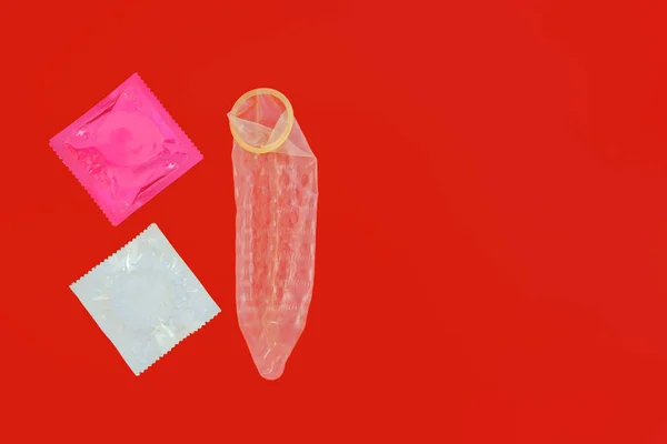 Männliches Kondom Auf Rotem Hintergrund Mit Kopierraum Für Verhütung Und — Stockfoto