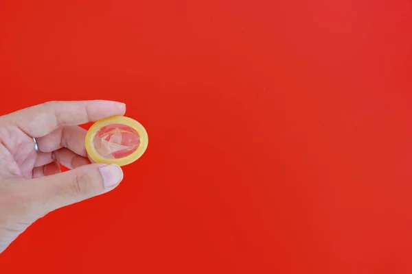 Hand Hält Männliches Kondom Auf Rotem Hintergrund Mit Kopierraum Für — Stockfoto