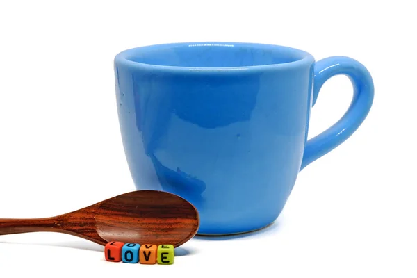 Blaue Tasse Kaffee Mit Holzlöffel Und Liebeswort Aus Alphabet Buchstabenperle — Stockfoto