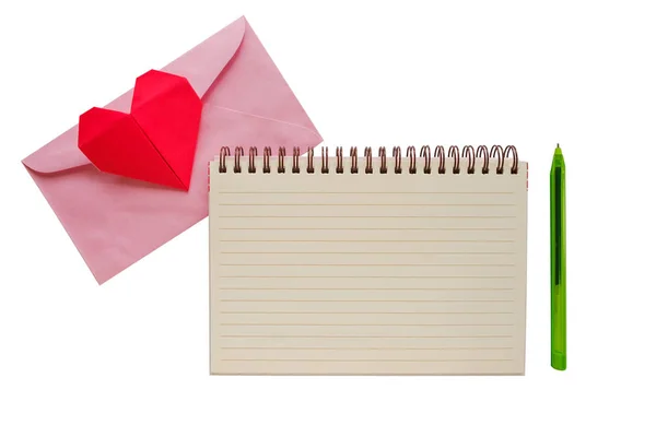 ピンクの封筒に赤いハート折り紙と空白のノートブック — ストック写真