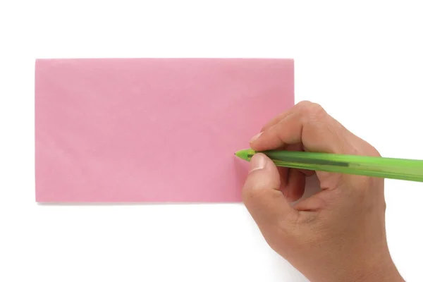El üzerinde pembe bir zarf ele alınıyor